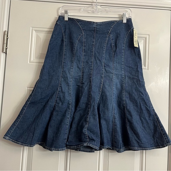 Live A Little Stretch Denim Trumpet Skirt Rear Size Closure Women Size 10P - Picture 1 of 4